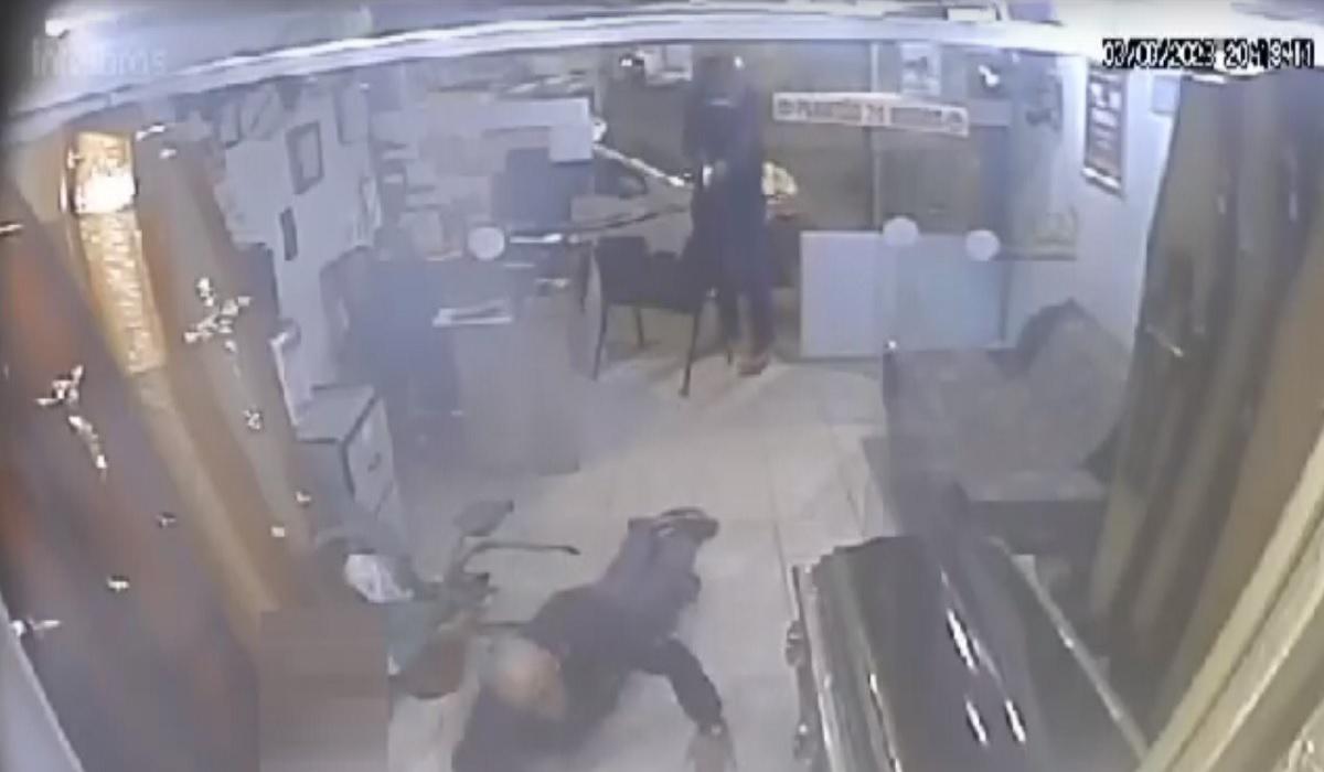 Vídeo: Homem invade funerária na Zona da Mata e atira em funcionários - Circuito Interno
