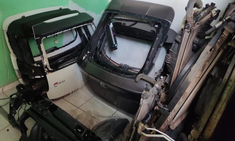Suspeitos de desmanches de carros furtados são presos em Contagem - PMMG/Divulgação