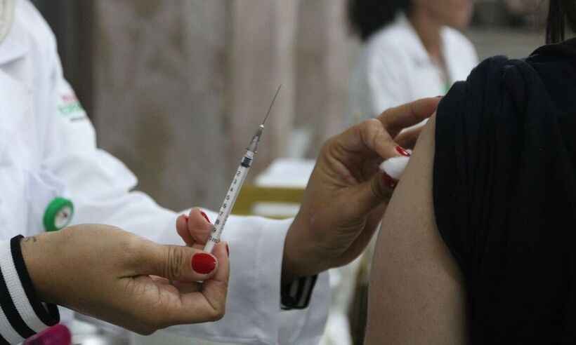 Saúde diz que é cedo atribuir alta de casos de COVID à nova variante - Rovna Rosa/Agência Brasil