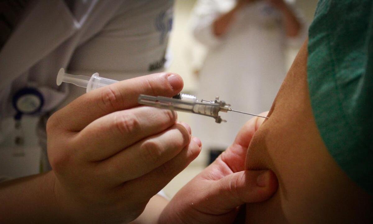 Servidora da SES tem punição revisada em caso de "fura-fila" da vacina - Wikimedia Commons/Reprodução