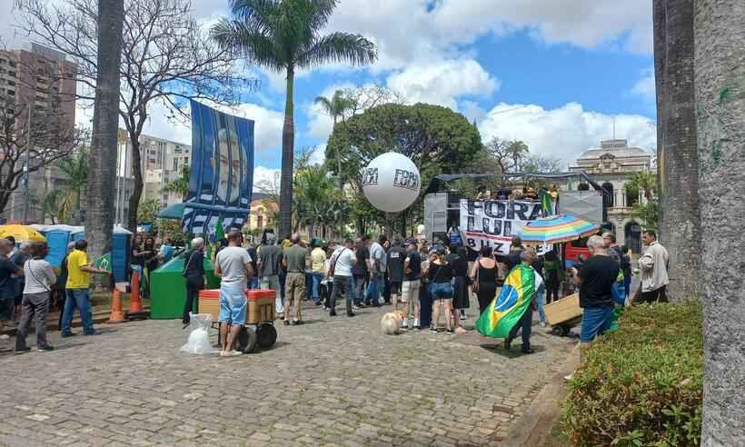 Bolsonaristas fazem oração pelo direito de dizer 'Fora, Lula' - Estado de Minas/Divulgação