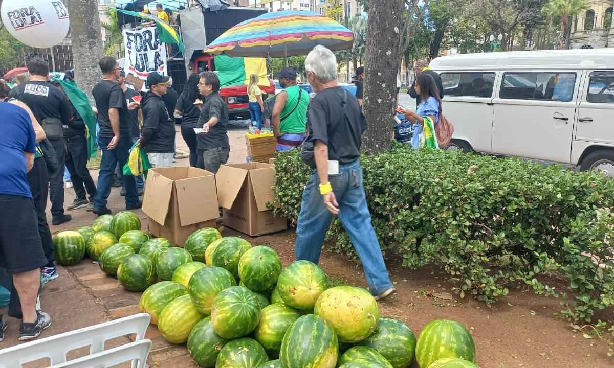 Bolsonaristas distribuem melancia em protesto contra as Forças Armadas - EM/D.A Press