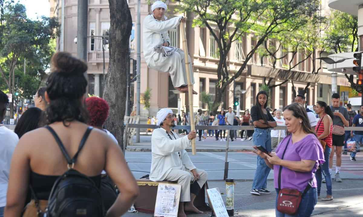 Artistas venezuelanos 'levitam' na Praça Sete, em BH - Gladyston Rodrigues/EM/D.A Press
