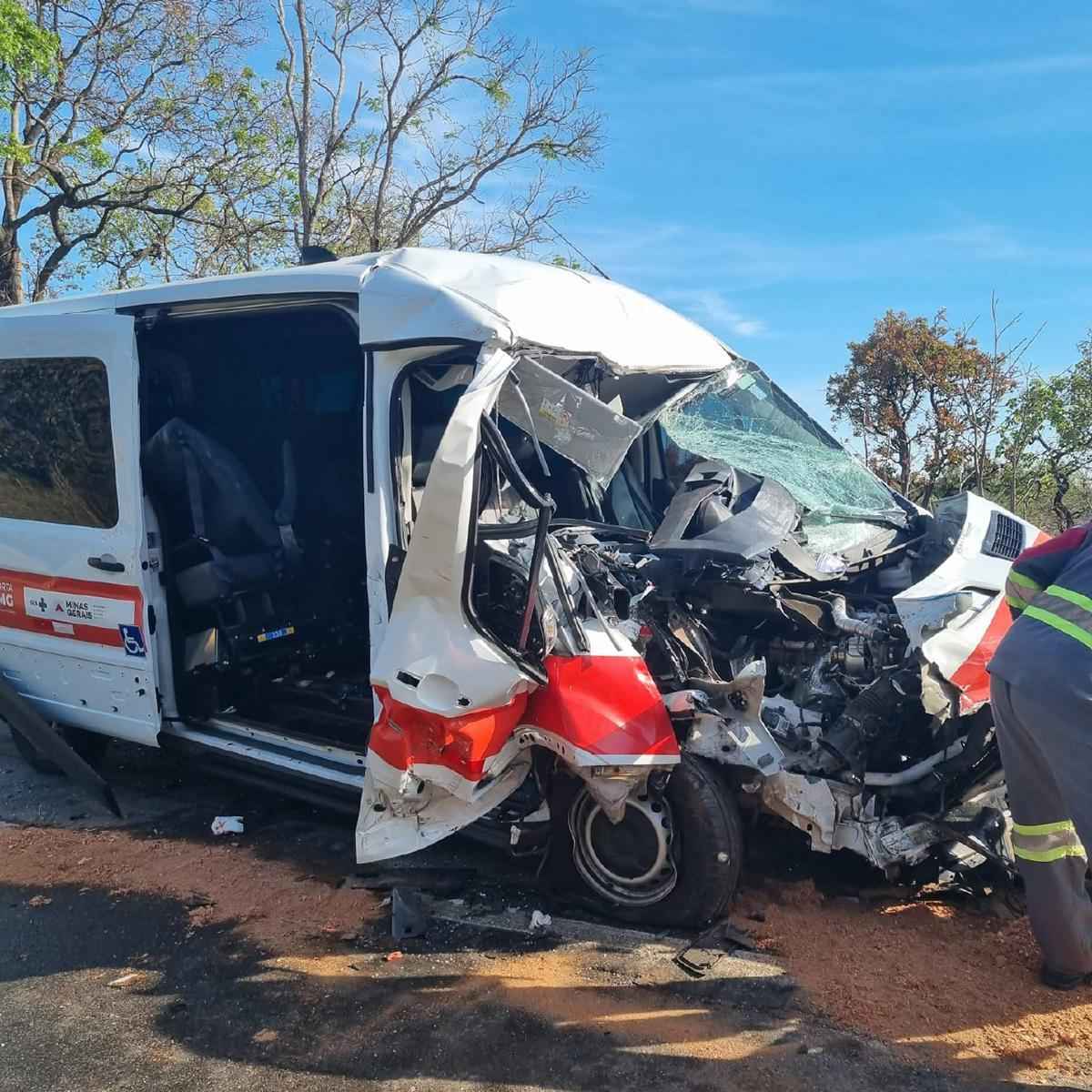 Pacientes e motorista de ambulância ficam feridos em acidente na BR-262 - SALA DE IMPRENSA/CBMMG