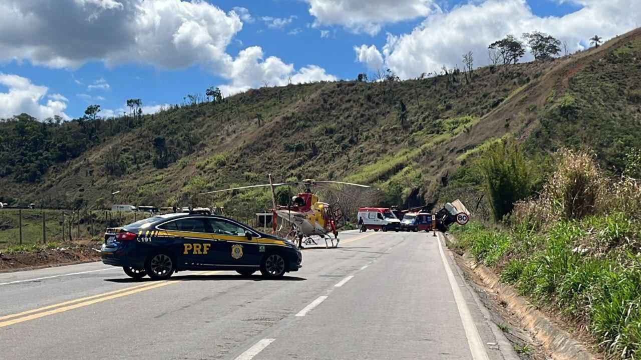 Grave acidente entre dois caminhões interdita BR-262 na volta do feriado - Corpo de Bombeiros/Divulgação