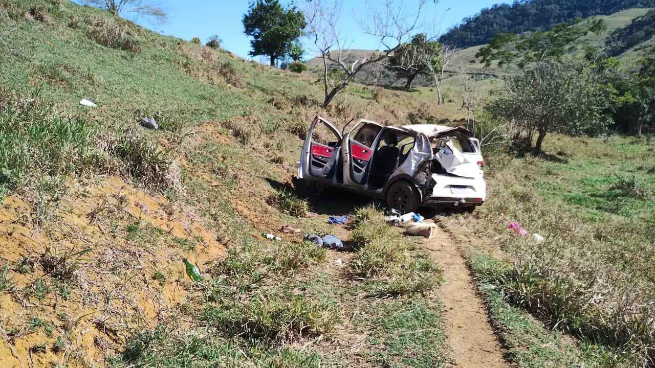 Carro capota e cai em ribanceira de 50 metros, e motorista morre - Corpo de Bombeiros/Divulgação