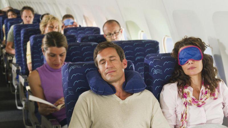 Como dormir melhor em voos longos, segundo especialista em saúde do sono - Getty