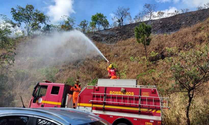 Incêndio atinge mata na Serra do Curral na Região Centro-Sul de BH - Jair Amaral/EM/D.A Press