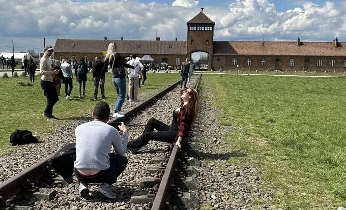 Selfie em Auschwitz nem sempre é algo problemático, afirma porta-voz do museu - Maria Murphy/Twitter 
