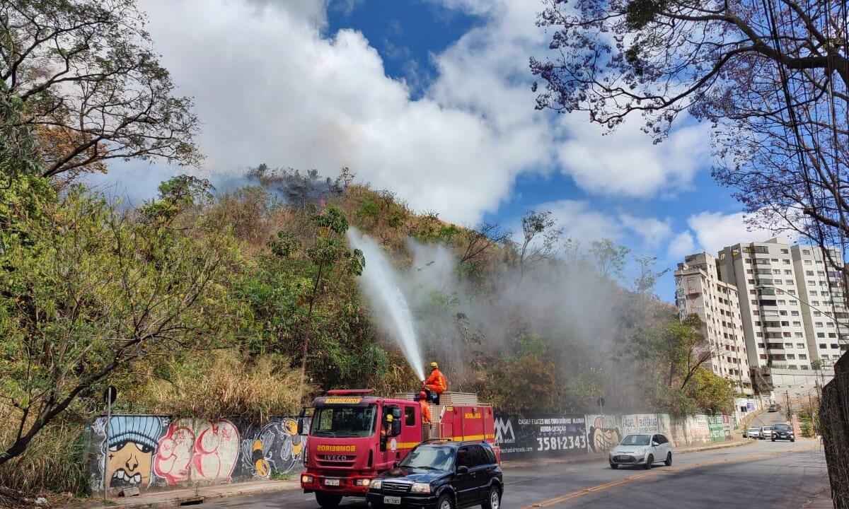 Incêndio no Sion: fogo deixa rua do bairro sem energia elétrica - Jair Amaral/EM/D.A Press