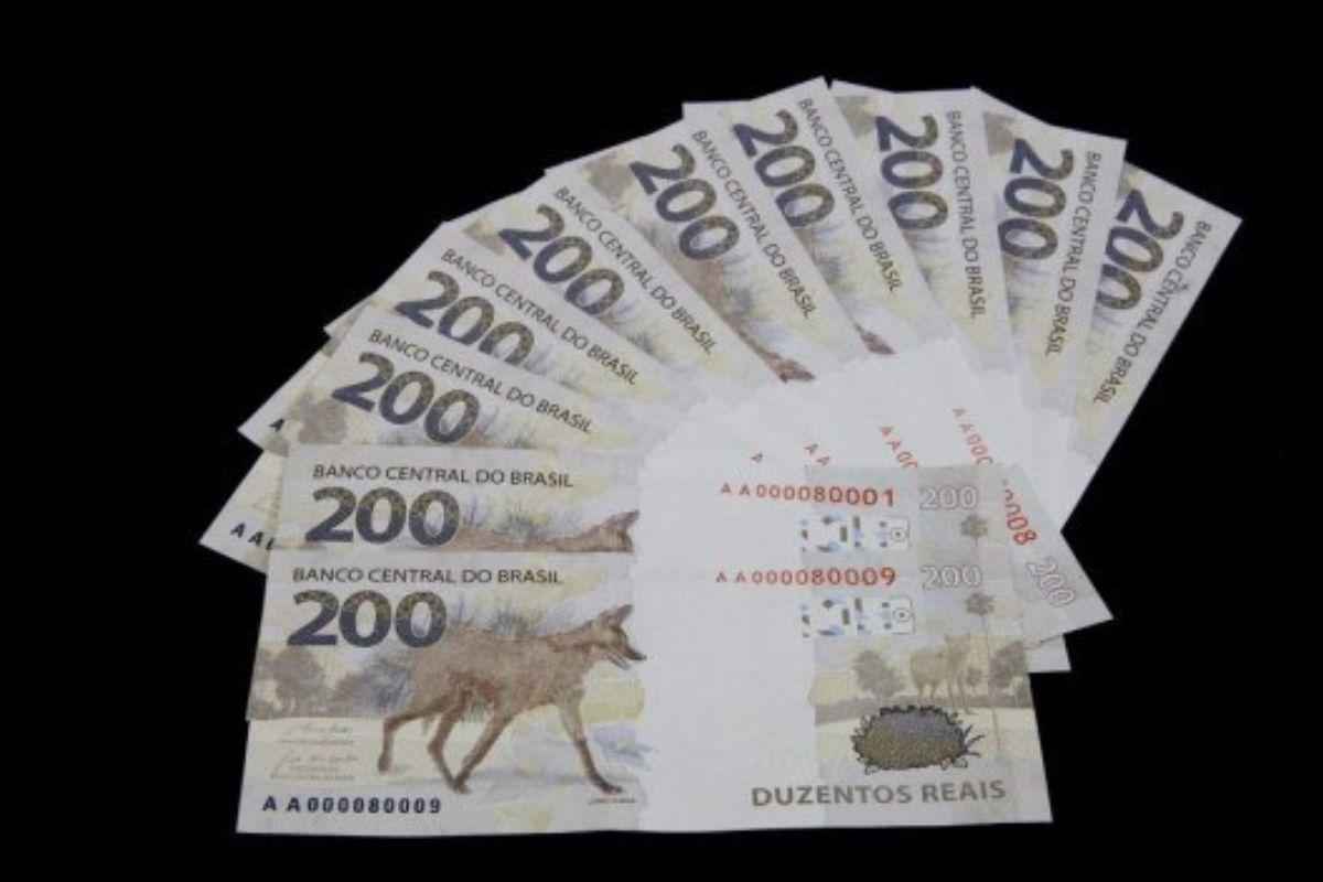 Adolescente esconde notas falsas de R$ 200 nas partes íntimas e faz compras - Ilustrativa/Reprodução/Banco Central