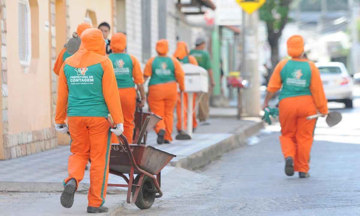 Trabalhadores da limpeza urbana de Contagem fazem paralisação geral - Beto Magalhaes/EM/D.A Press