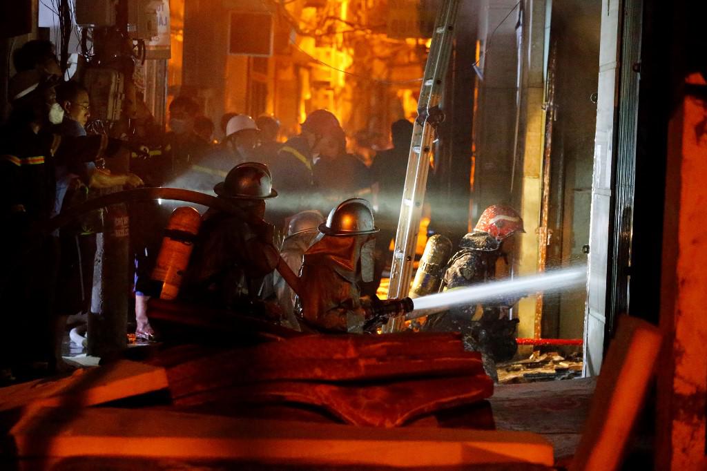 Incêndio em prédio residencial provoca dezenas de mortes  - LE PHU / AFP