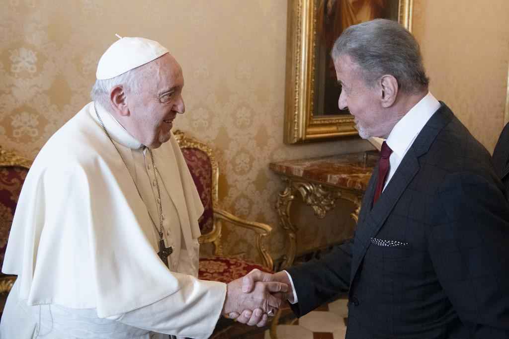 Em encontro, papa Francisco 'ensaia' luta com Stallone - Handout / VATICAN MEDIA / AFP