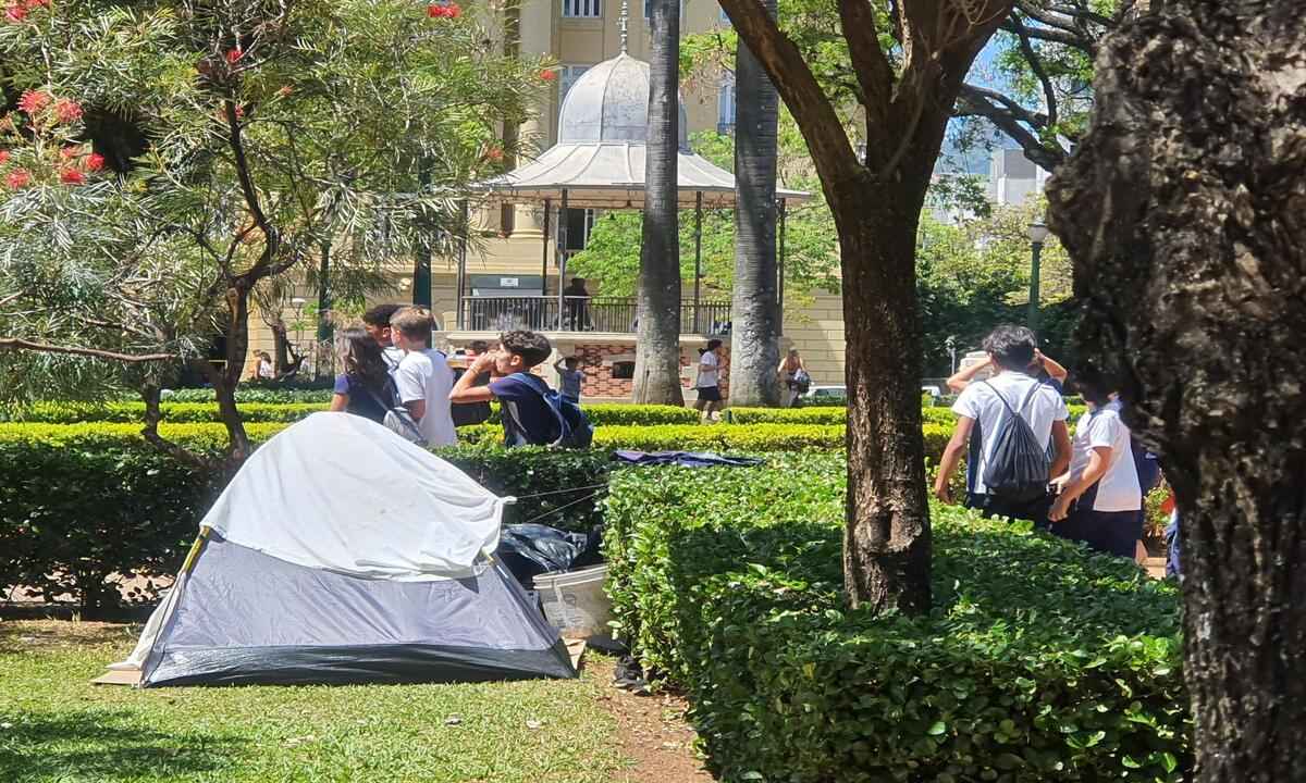 Praça da Liberdade amanhece com barraca e colchões nos jardins - Leandro Couri/EM/D.A.Press
