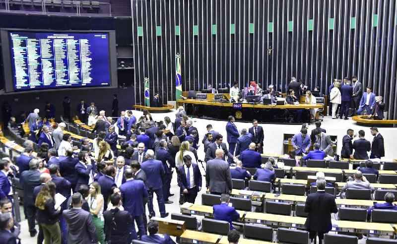 Câmara dos Deputados aprova repasse de R$ 10 bi a estados e municípios - (Zeca Ribeiro/Camara dos Deputados)