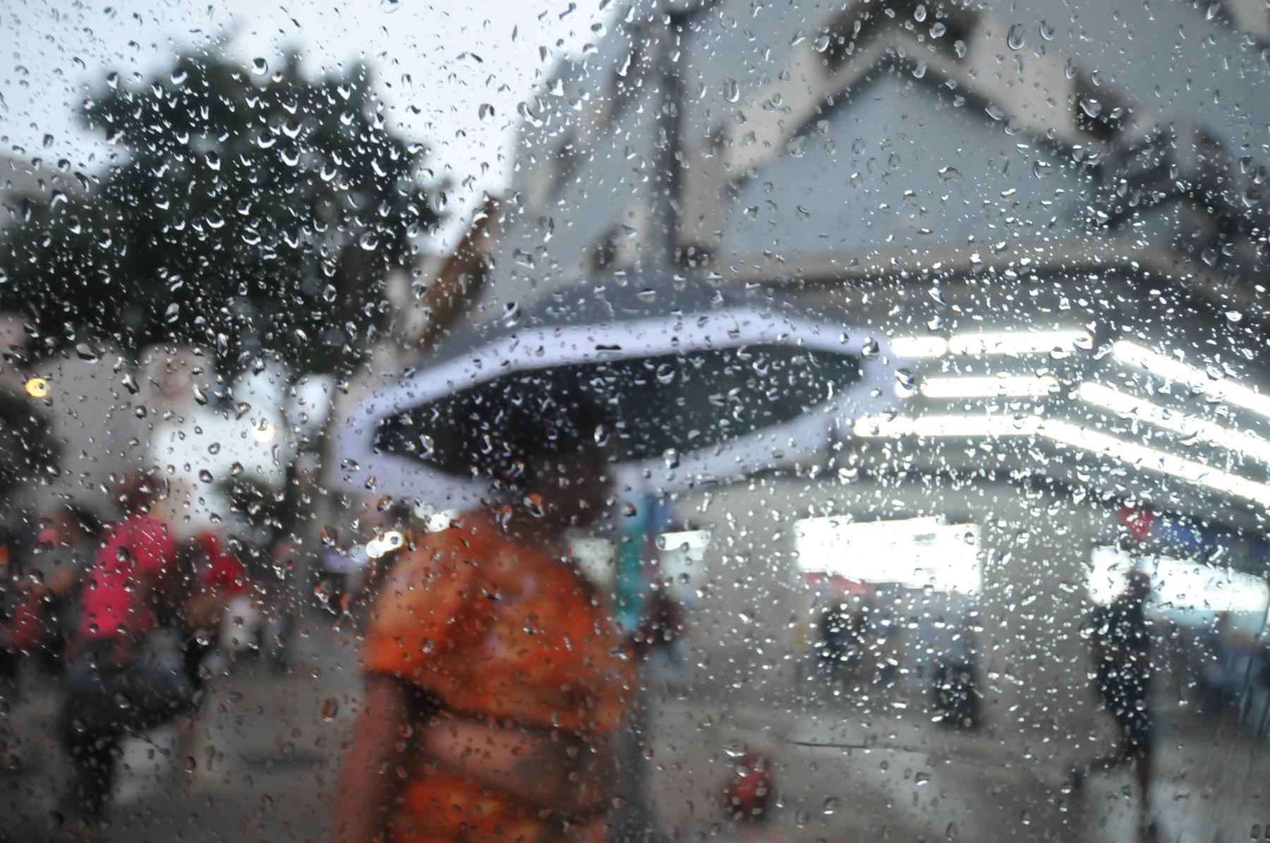 Tempestade e granizo: mais de 630 cidades mineiras estão sob alerta - Alexandre Guzanshe/EM/D.A Press