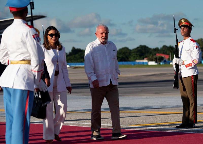 Lula se reaproxima de Cuba, mas dívida do país com BNDES segue pendente - (Yamil Lage / AFP)