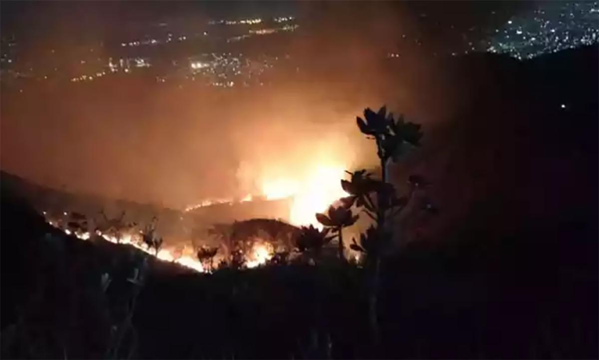 Traficantes põem fogo em corpo e incendeiam Serra do Rola-Moça - SALA DE IMPRENSA/CBMMG
