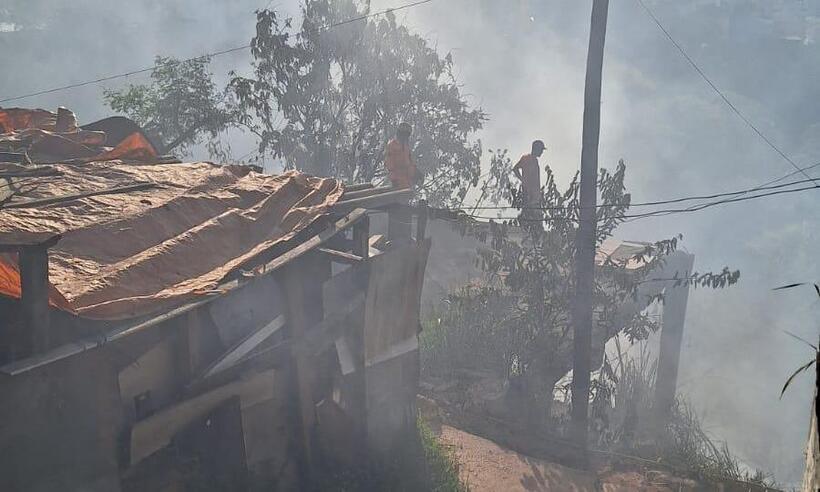 Incêndio em vegetação atinge casa na Vila Barragem Santa Lúcia em BH - CBMMG / Divulgação