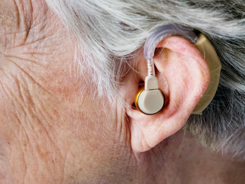 Aparelhos auditivos reduzem demência e declínio cognitivo em idosos - Freepik