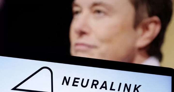 Empresa de Musk busca voluntários para testes com implante cerebral contra paralisia - Reuters