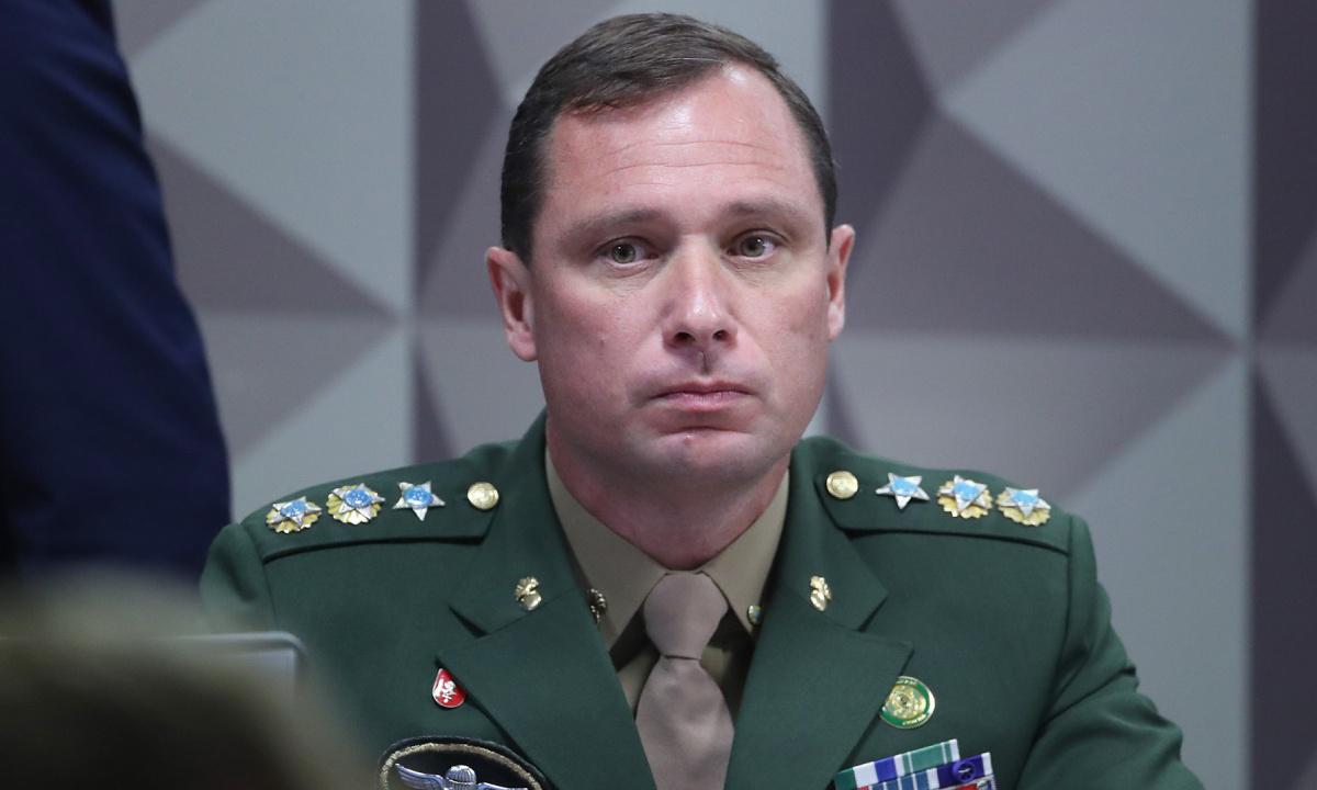 Cid diz que Bolsonaro fez reunião com cúpula militar para avaliar golpe
