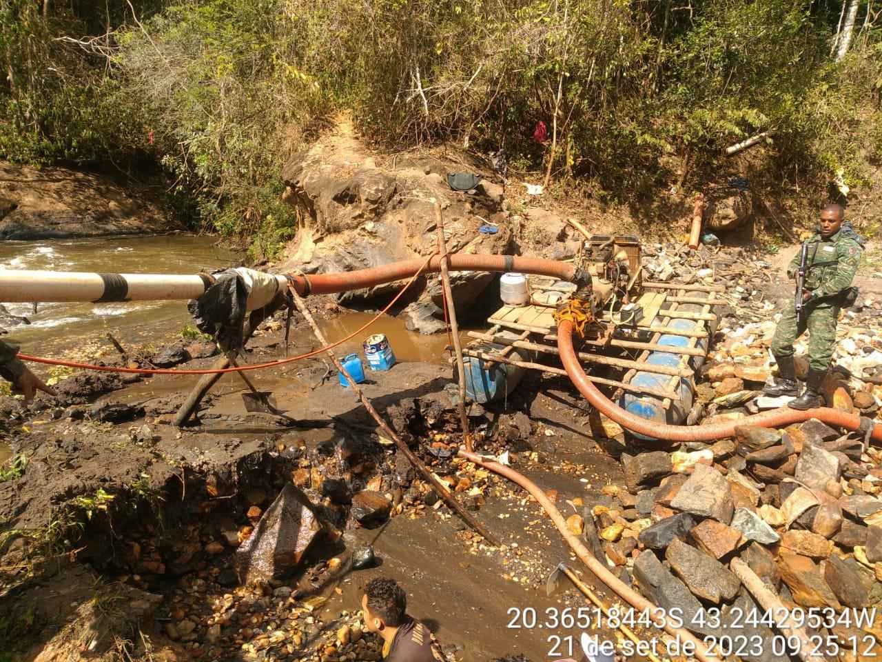 Grupo que minerava ilegalmente ouro é preso em rio próximo de Mariana - Polícia Militar Ambiental/Divulgação