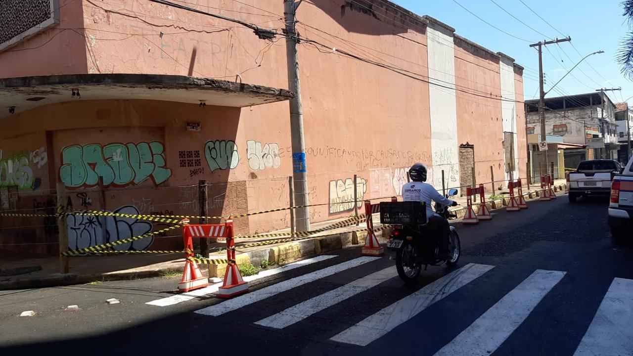 Parede de antigo teatro ameaça desabar e parte de rua é interditada - Divulgação/Defesa Civil