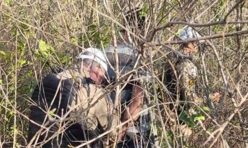Foragido da justiça é preso em matagal em Minas ao tentar escapar de blitz - PMRv/Divulgação