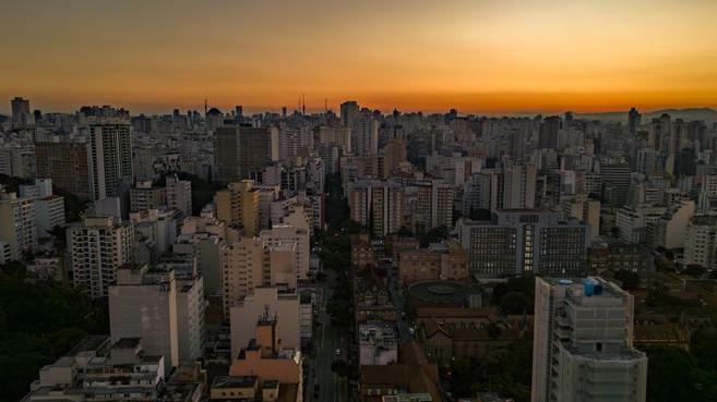 Teto que esquenta na favela, árvore e ar-condicionado no bairro rico: a desigualdade sob calor extremo - Getty Images