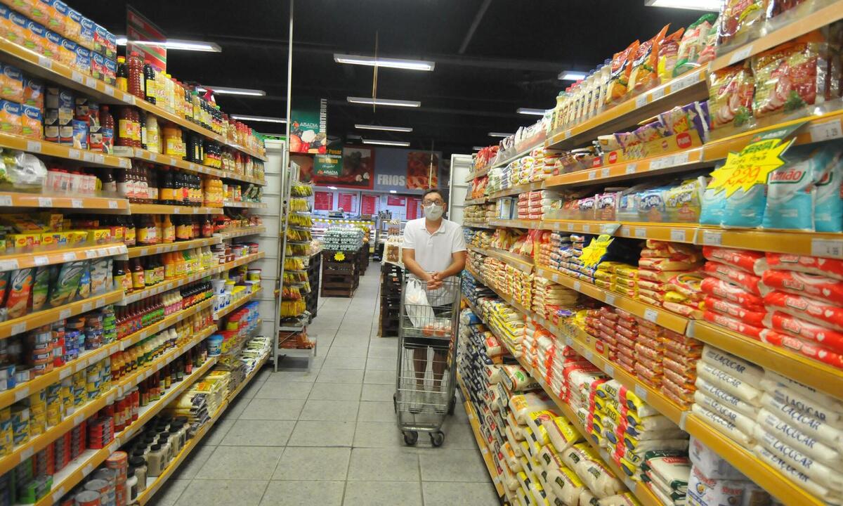 Renda dos trabalhadores 10% mais pobres não dá pra comprar cesta básica - Alexandre Guzanshe/EM/D.A Press