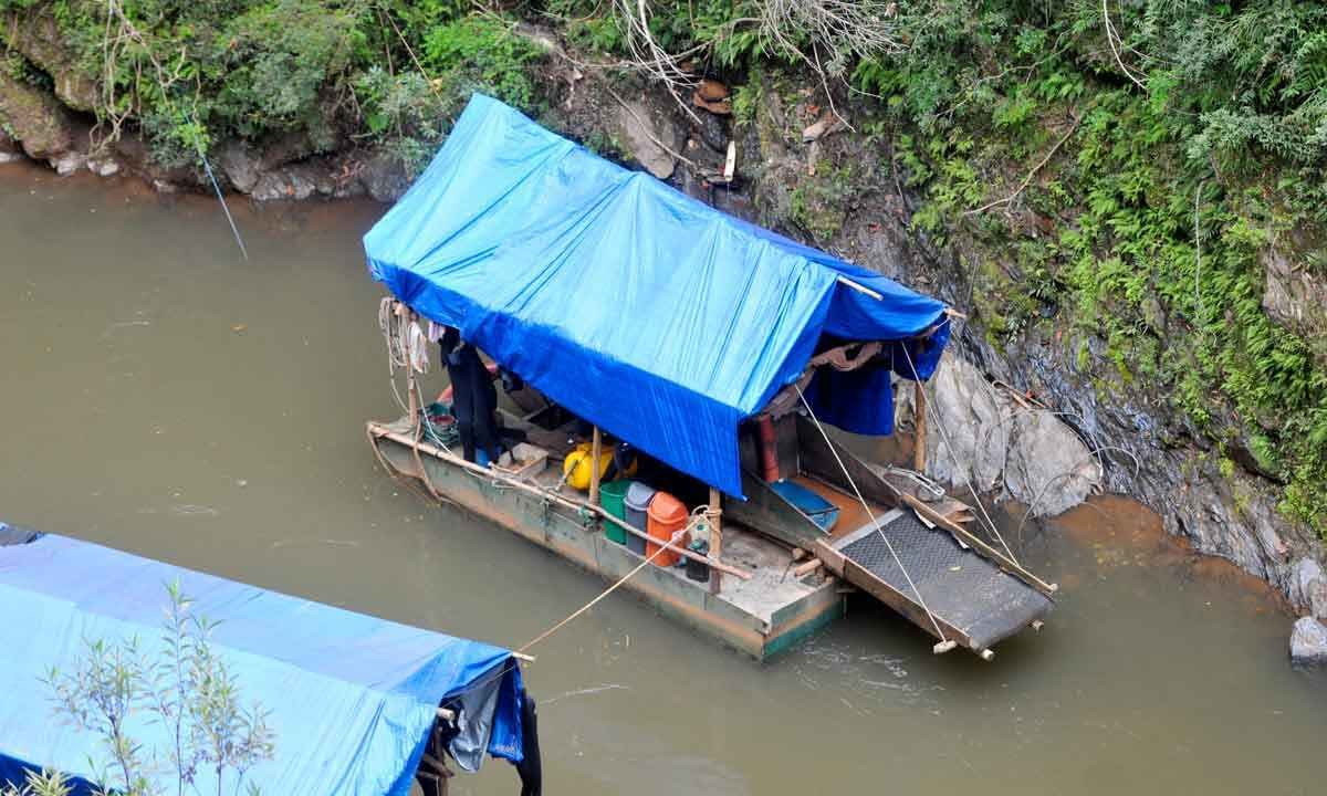 Rio Acima, MG. Flagrante de a&ccedil;&atilde;o de dragas no leito do Rio das Velhas, contendo a bordo compressores, esteiras e material de mergulho