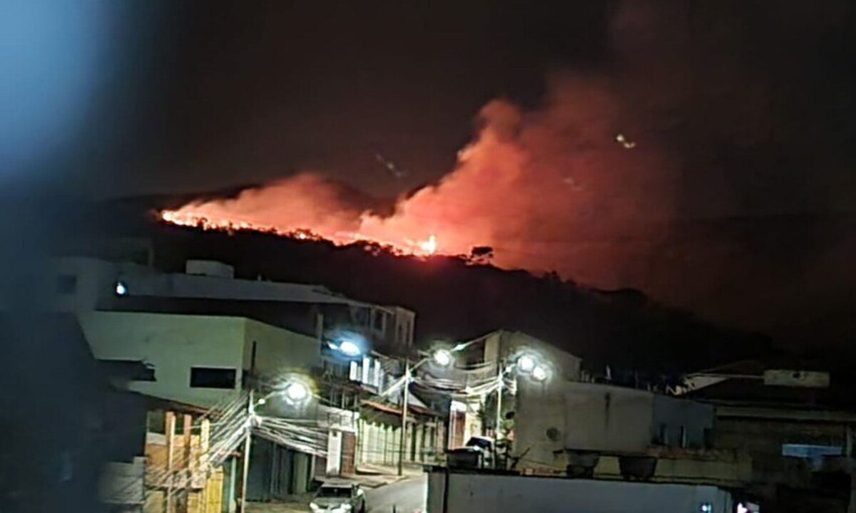 Incêndio volta a atingir Serra do Rola Moça, em BH, neste domingo - Imagem de morador cedida ao CBMMG