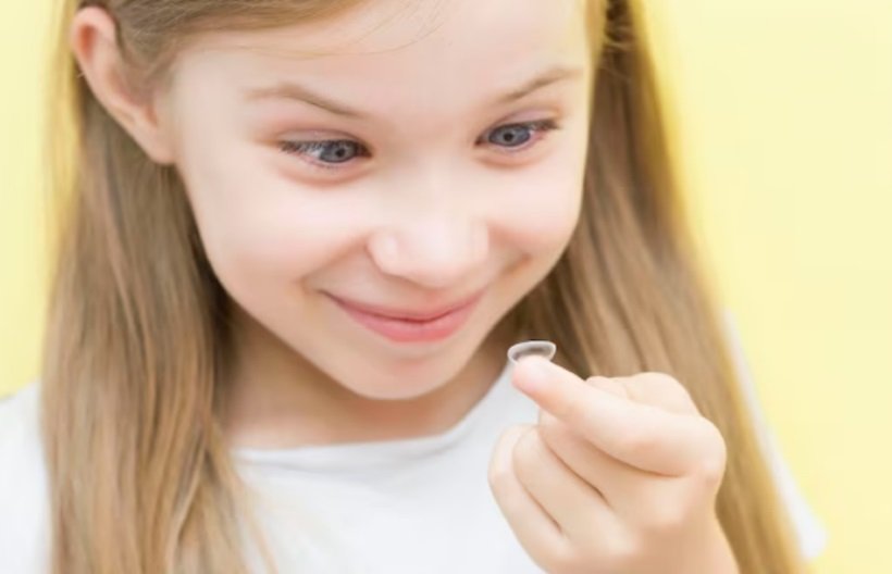 Uso de lentes de contato na infância demanda cuidados - Freepik