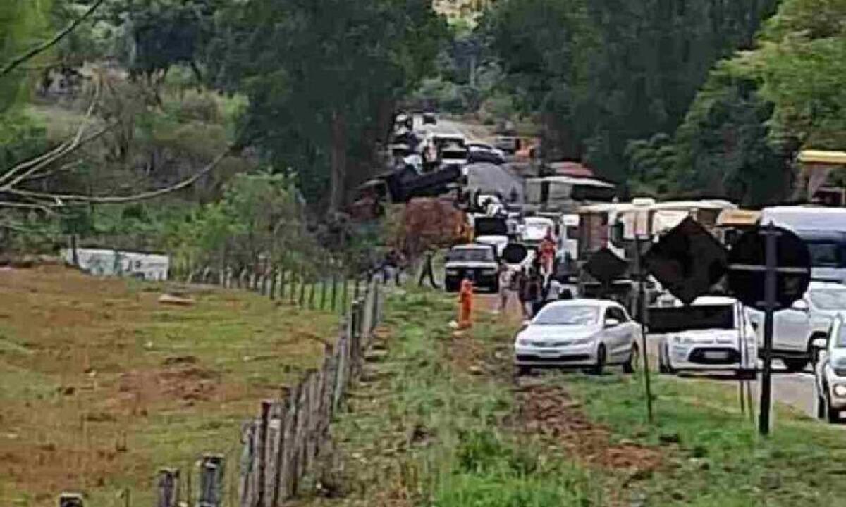 Acidente com 14 veículos mata pelo menos seis pessoas em Goiás  - (Material cedido ao Correio)