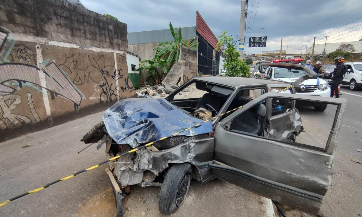 Carro bate em muro e uma pessoa morre na Cristiano Machado, em BH - Jair Amaral/EM/D.A.Press