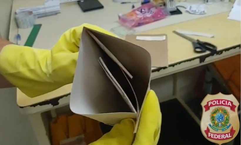 Dupla é presa por receber envelope com dinheiro falso - PF/Divulgação