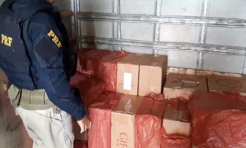 Motorista é preso transportando 13 mil maços de cigarros contrabandeados - PRF/Divulgação