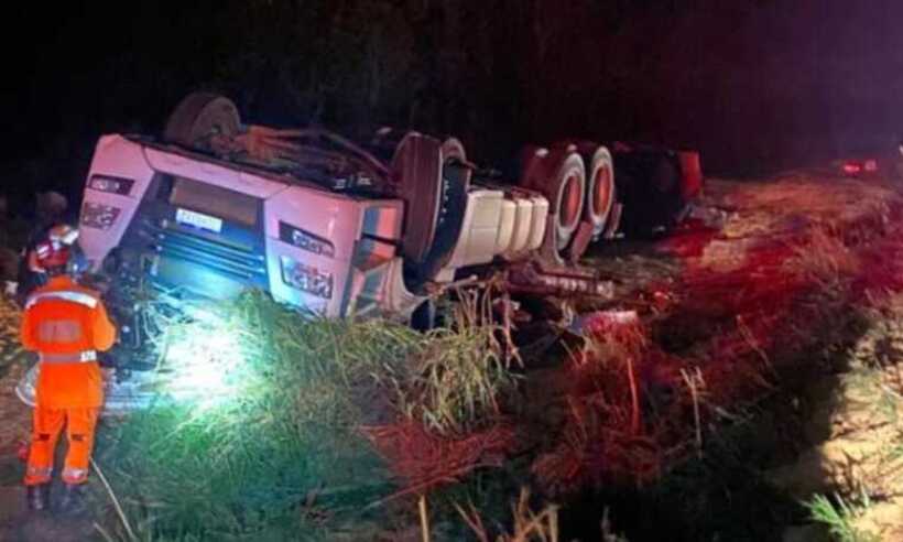 Motorista morre em capotamento de caminhão carregado com milho - CBMMG