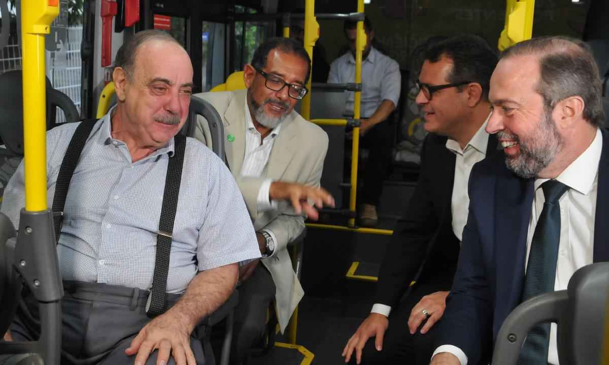 Alexandre Silveira e Fuad andam de ônibus e reforçam a relação BH-Brasília - Ramon Lisboa/EM/D.A Press