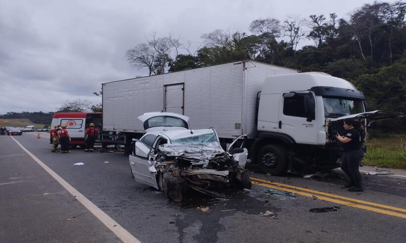 Duas pessoas morrem em batida frontal entre caminhão e carro em Minas - CBMMG