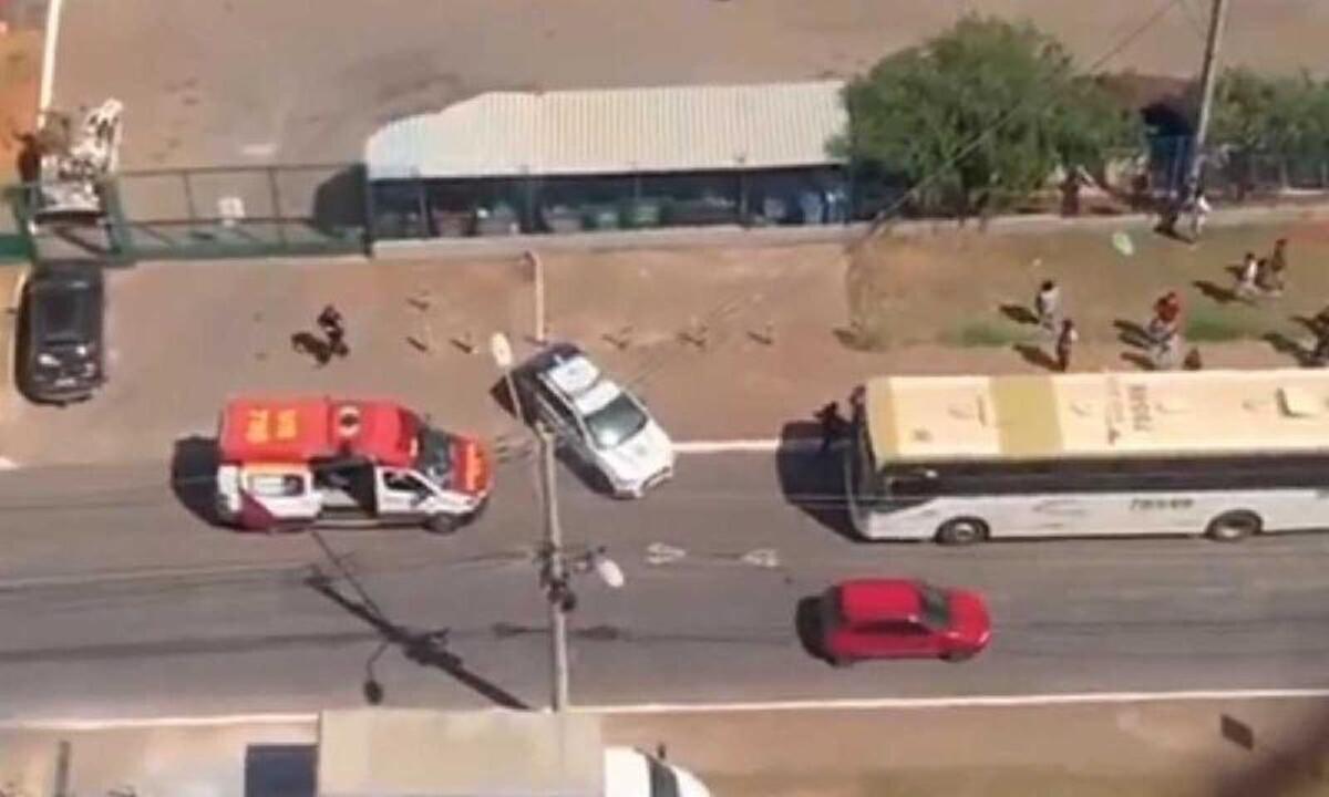 Homem rouba celular, entra em ônibus e é morto por policial militar - (Reprodução/Redes sociais)