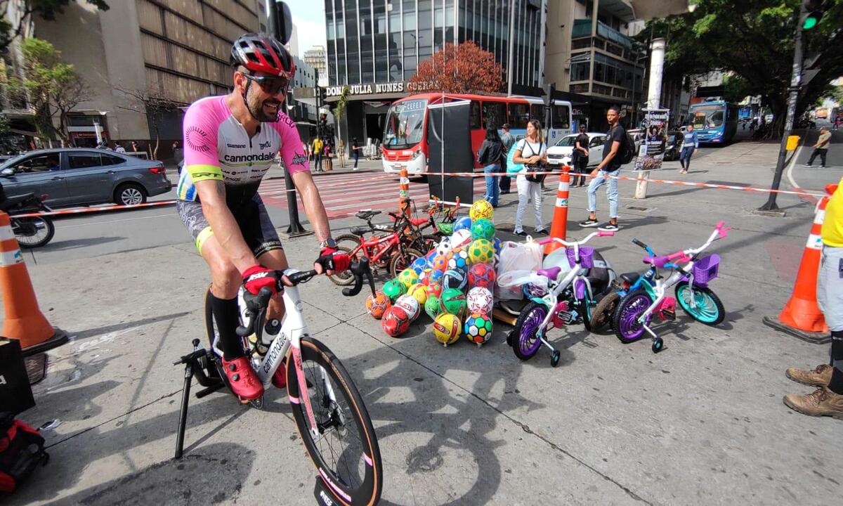 Ciclista pedala por 12 horas na Praça Sete para arrecadar brinquedos  - Jair Amaral/EM/D.A.Press