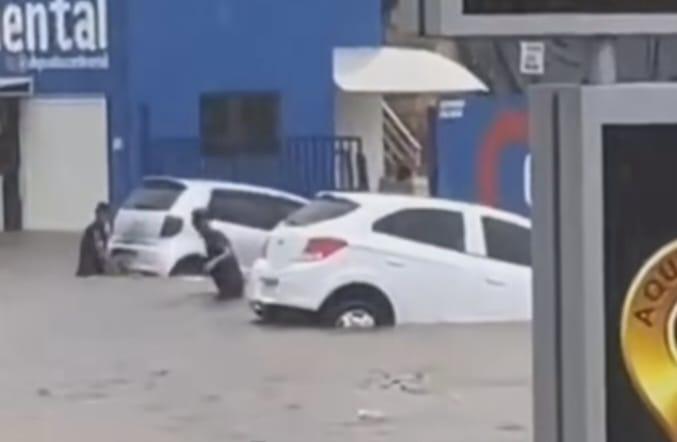 Vídeo: tempestade em Araxá causa alagamentos, inundação e muitos estragos  - Redes Sociais / Reprodução