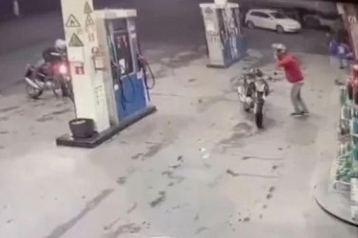 Vídeo: Mototaxista é baleado seis vezes em posto por outro motociclista - Reprodução/Facebook