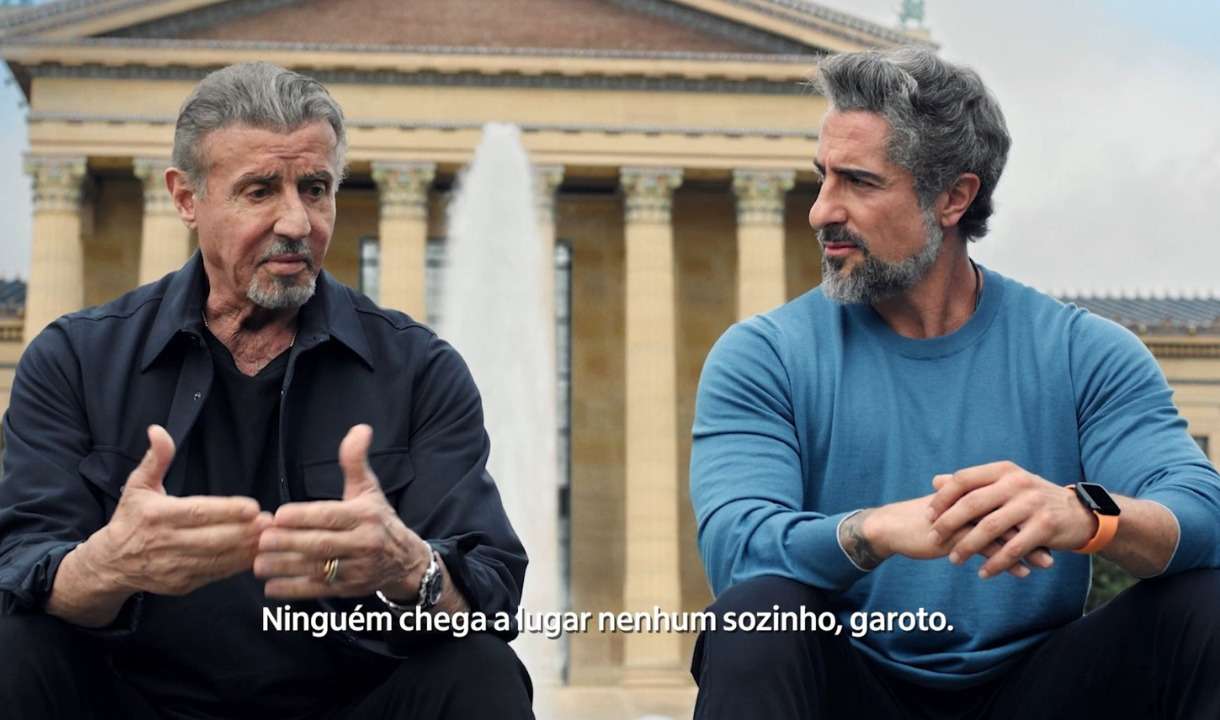 Stallone e Mion estrelam comercial em escadaria de 'Rocky: um lutador' - Reprodução / Itaú