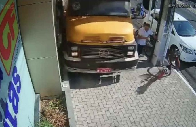 Vídeo: homem escapa por pouco de ser atropelado por caminhão desgovernado - Reprodução/Redes sociais