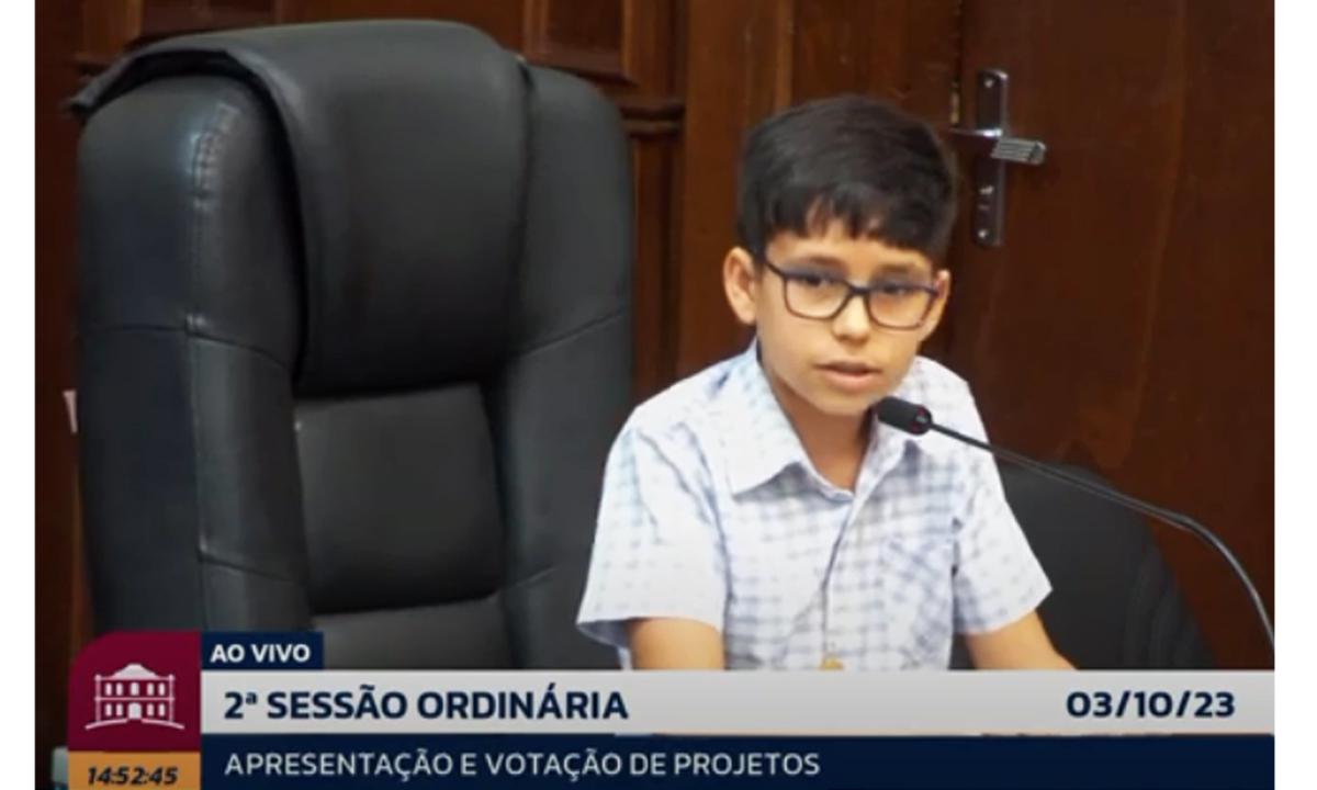 Menino de 11 anos denuncia que passou mal com merenda escolar e pede ajuda - TV Câmara Municipal de Uberaba/Divulgação