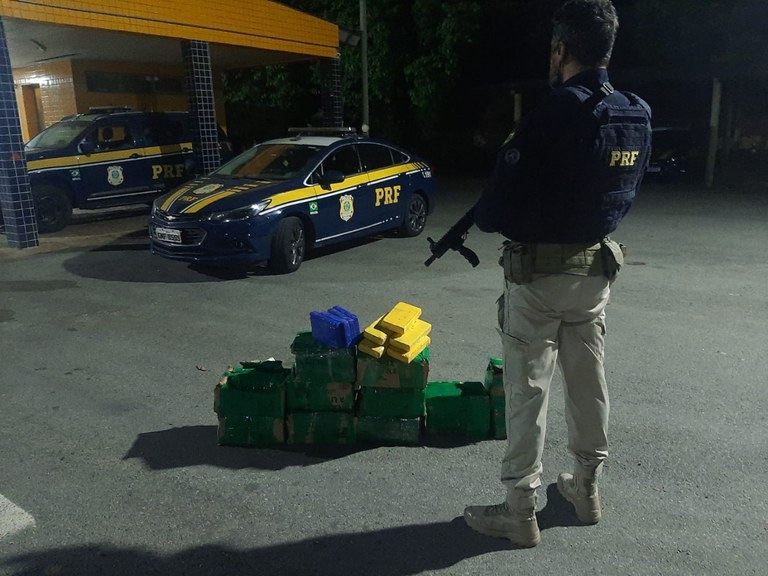Caminhoneiro é preso com R$ 17 mi em drogas escondidos em carga de mudança - Polícia Rodoviária Federal (PRF)/Divulgação